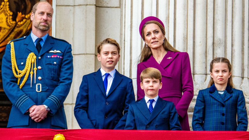 Książę William i Kate Middleton z dziećmi - Geogre'em, Charlotte i Louisem na balkonie Pałacu Buckingham