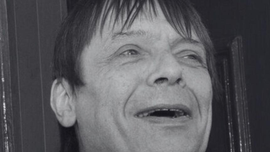 Gary "Mani" Mounfield nie żyje.