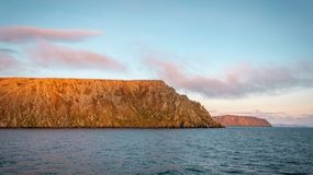 Wyspy Diomedesa dzielą 4 km i 21 godzin. Leżą na granicy dwóch krajów