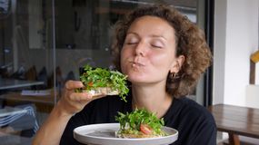 Kobieta je zdrową kanapkę