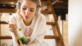 Kobieta je zdrowe jedzenie