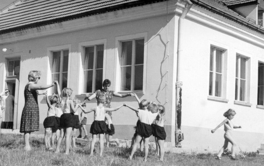 Zabawy podwórkowe w PRL