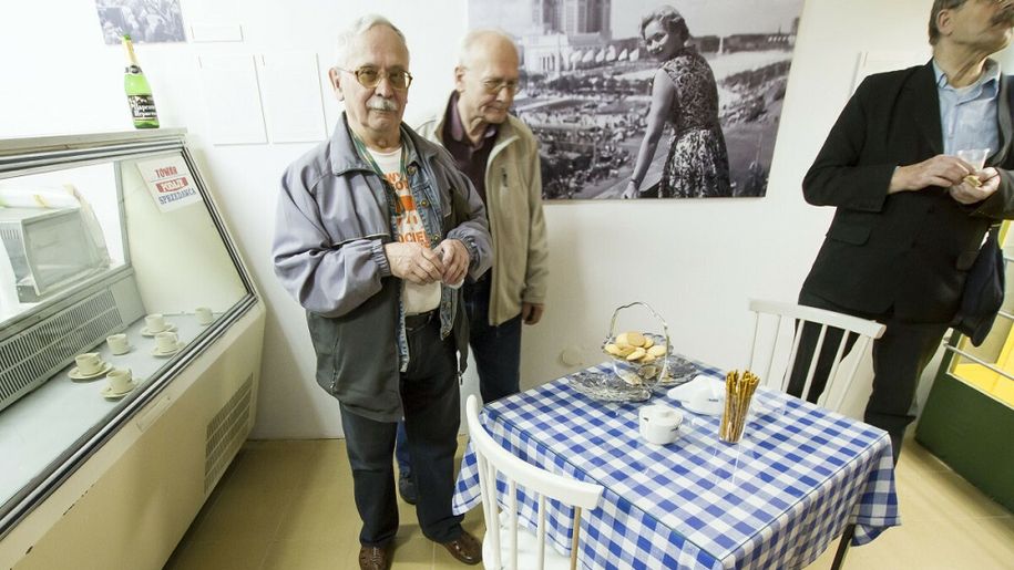 Mężczyźni w stołówce z PRL-u