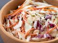 To najlepsza surówka coleslaw. Prosty przepis Piotra Ogińskiego