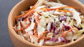 To najlepsza surówka coleslaw. Prosty przepis Piotra Ogińskiego