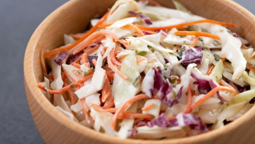 To najlepsza surówka coleslaw. Prosty przepis Piotra Ogińskiego