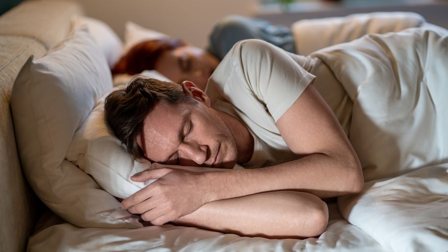 Mężczyzna i kobieta śpią w łóżku