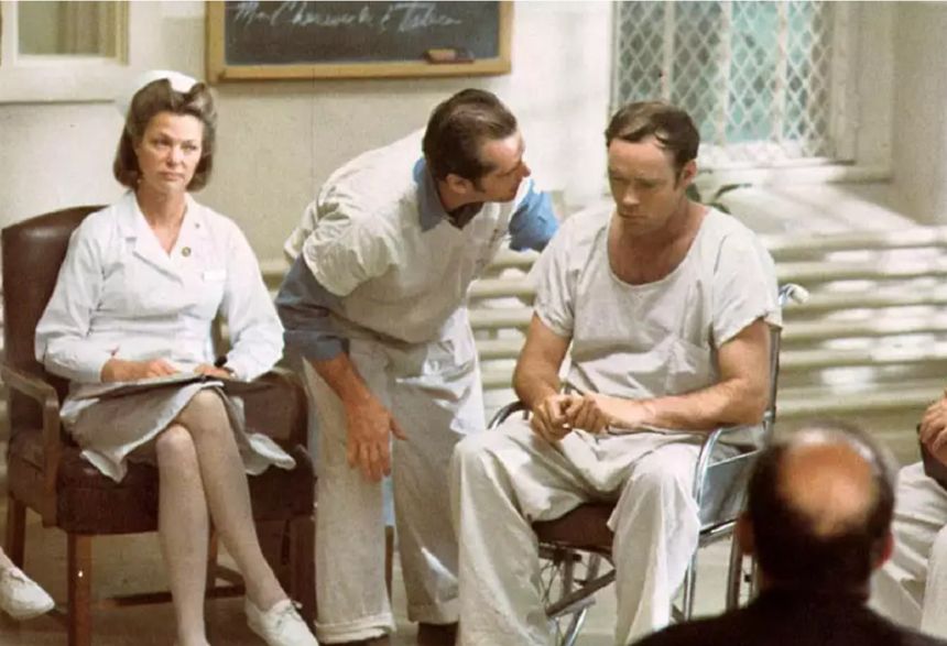 Kadr z filmu "Lot nad kukułczym gniazdem"