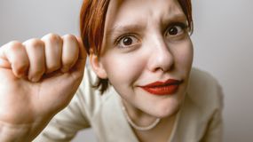 Kobieta pukająca w obiektyw