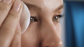 Domowy sposób na mocne i gęste brwi – stosuj oliwę z oliwek