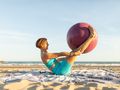 Kobieta ćwiczy pilates z piłką