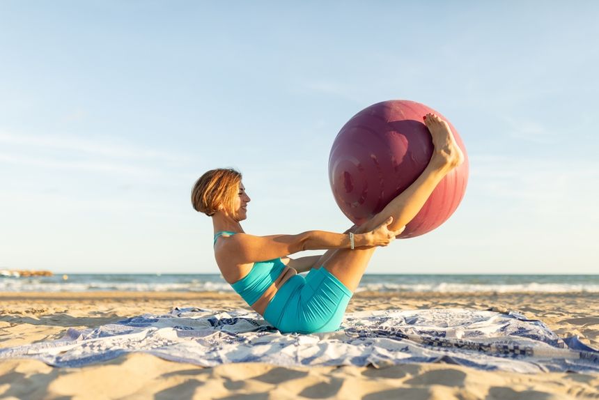Kobieta ćwiczy pilates z piłką