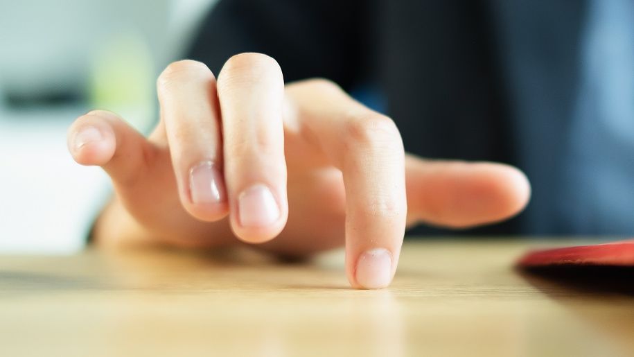 Pukanie palcami o blat