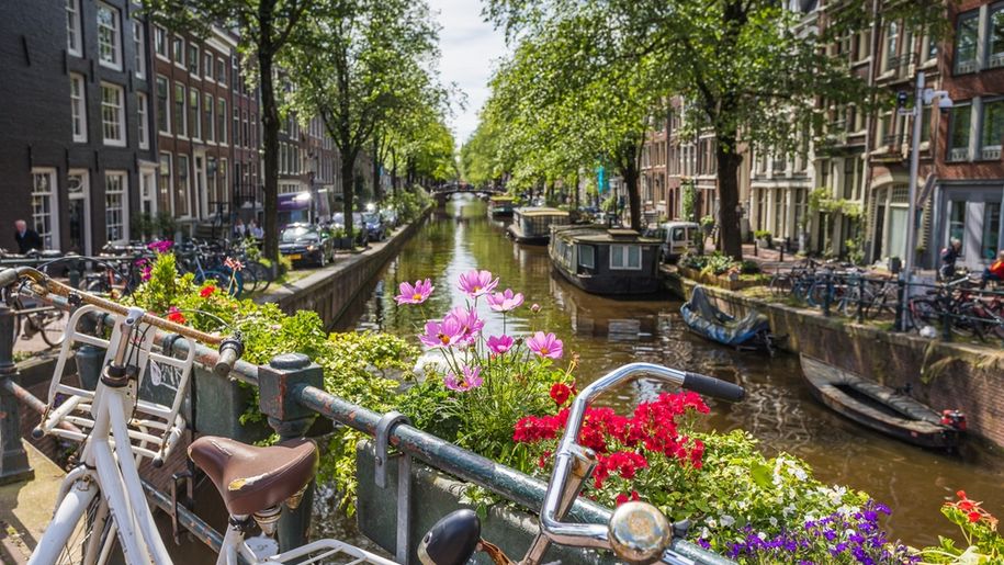 Widok na kanał w Amsterdamie