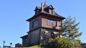 Zabytkowe schronisko na Luboniu Wielkim