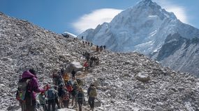Wspinacze idący na Mount Everest