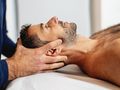 Osteopata bada pacjenta