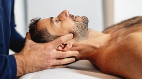 Osteopata bada pacjenta