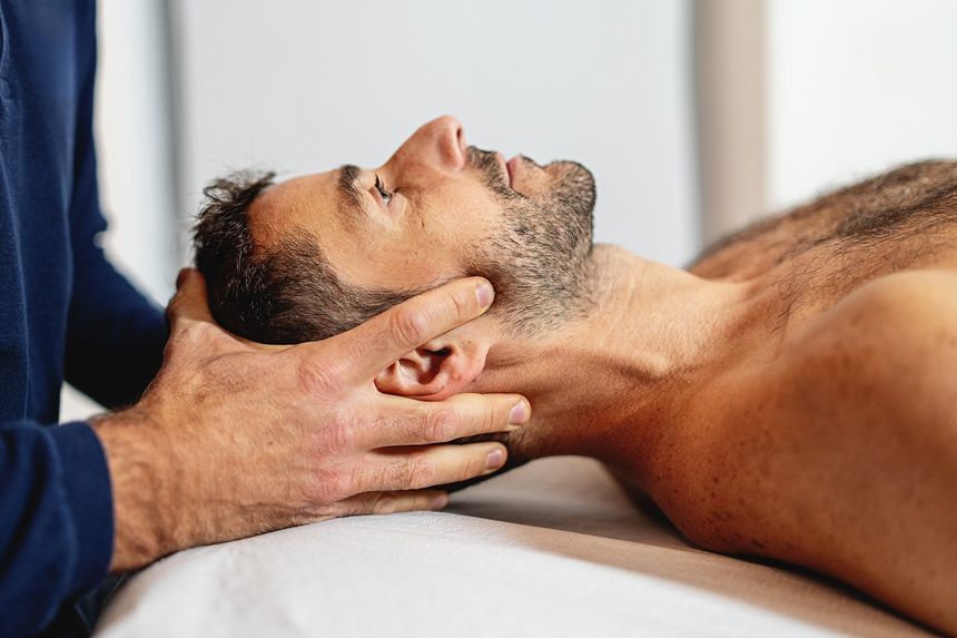 Osteopata bada pacjenta