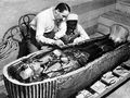 Howard Carter i sarkofag Tutanchamona w 1922 roku