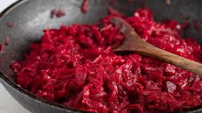 Jak zrobić idealne buraczki zasmażane? Przepis Piotra Ogińskiego