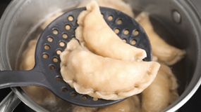 Pierogi z serem jak u babci. Prosty przepis na ciasto i nadzienie