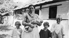 Kobieta z czwórką dzieci przed domem, 1939