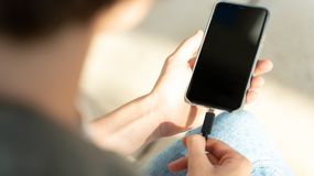 Jak poprawnie ładować telefon?