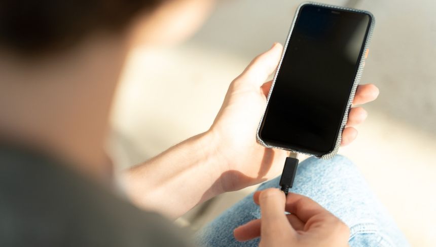 Jak poprawnie ładować telefon?