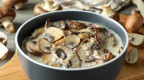 Jak zrobić idealny sos grzybowy? Przepis od Tomasza Strzelczyka