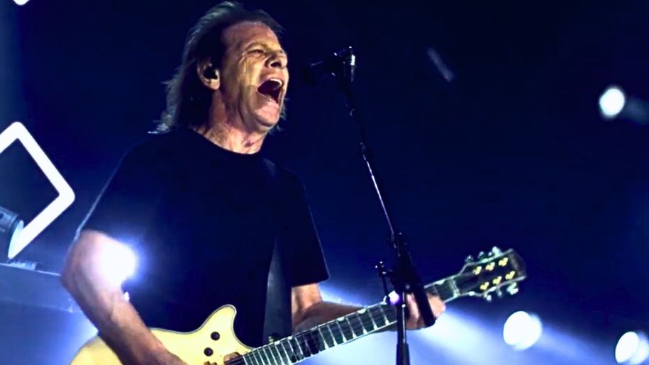 Stevie Young kontynuuje rodzinne dziedzictwo w AC/DC.