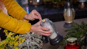 Dlaczego palimy znicze na cmentarzu? To bardzo stara tradycja