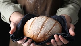 Mężczyzna trzyma chleb w ściereczce