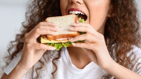 Jak zrobić zdrową kanapkę z produktów z Biedronki? Michał Wrzosek wie