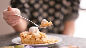 KObieta je szarlotkę lodami