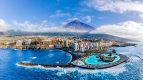 Widok z lotu ptaka z Puerto de la Cruz, w tle wulkan Teide, Teneryfa, Hiszpania