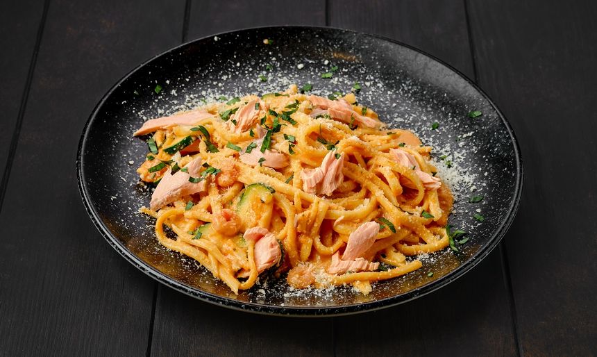 Spaghetti z łososiem i suszonymi pomidorami - przepis