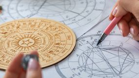 Co symbolizują poszczególne cyfry w numerologii. Dlaczego cyfry 3 i 8 są uznawane za szczególnie szczęśliwe?