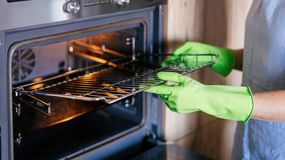 Czyszczenie piekarnika. Genialny trik z internetu