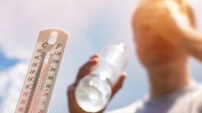 Co najlepiej pić w czasie upałów? Dietetyczka mówi jasno