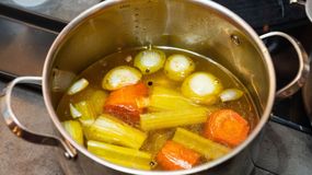 Gospodynie dodają do rosołu. Robert Makłowicz jest w szoku