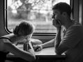 Emotional contagion, czyli „zarażanie emocjami”, to zjawisko, w którym ludzie przejmują emocje od innych