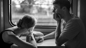 Emotional contagion, czyli „zarażanie emocjami”, to zjawisko, w którym ludzie przejmują emocje od innych