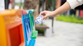 Gdzie wyrzucać paragony ze sklepów? 71% Polaków robi to źle