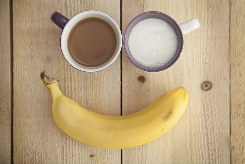 Banan i dwa kubki z napojami