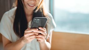 kobieta z telefonem w ręce 