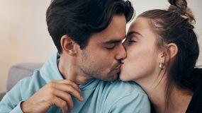 Czym można zarazić się przez pocałunek? Uważaj na te choroby