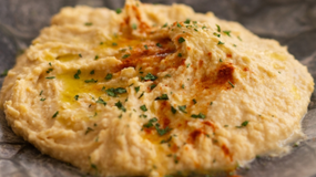 Hummus – zdrowy zamiennik masła. Poznaj jego właściwości i przepis