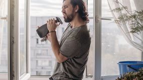 Mężczyzna myje okno i śpiewa