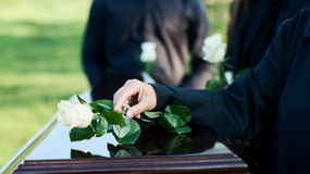 Przygotowuje zmarłych do pogrzebów. To dzieje się z ciałem po śmierci